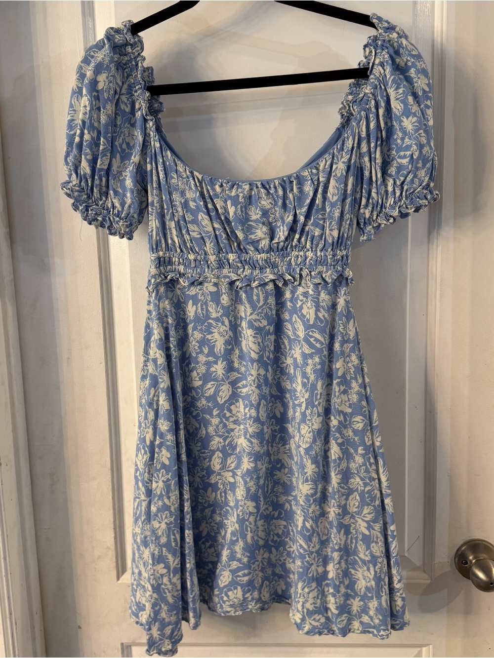 Astr the Label Blue and White Floral Puff Sleeve Mini Dress - Picture 2 of 5